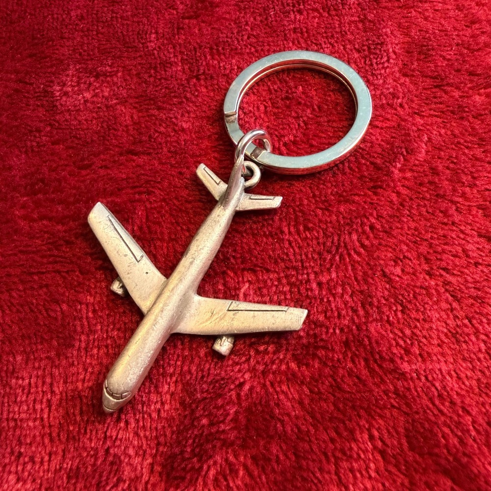 Vintage Hyatt Dulles Airplane Keychain Pewter Aviation Travel Souvenir Silver‎